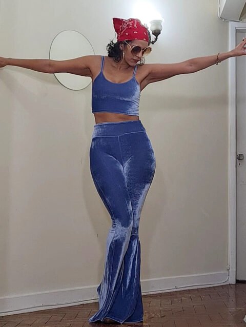 CALÇA JANIS JOPLIN VELUDO AZUL CLARO - boca de sino