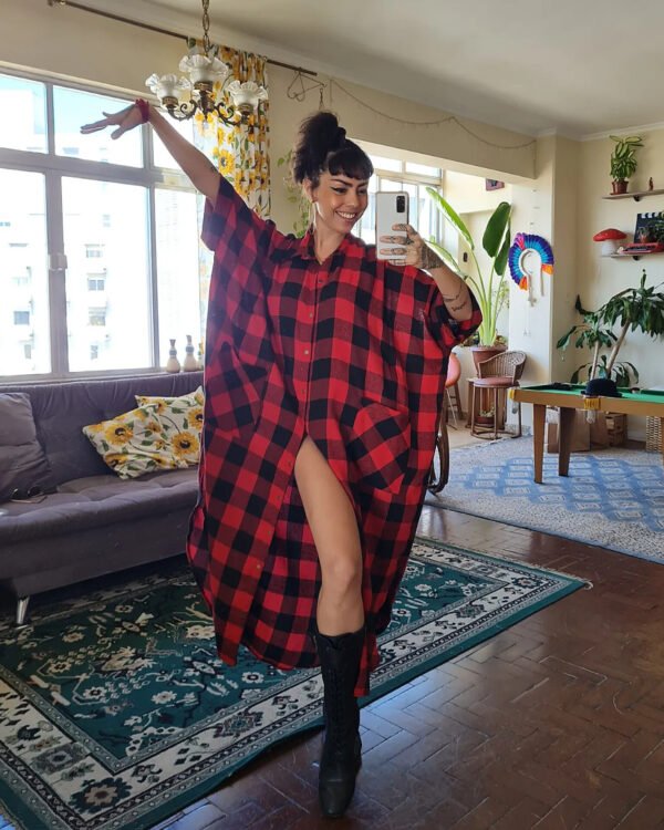 CAMISÃO CRIS LONGO FLANELA XADREZ VERMELHO E PRETO - Imagem 5