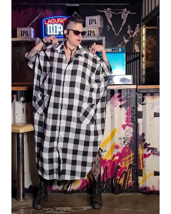 CAMISÃO CRIS LONGO FLANELA XADREZ BRANCO E PRETO - Imagem 2